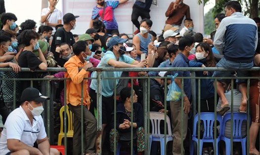 Hình ảnh người dân xếp hàng mua vé xem U23 Việt Nam tại Phú Thọ ghi nhận sáng 3.5. Ảnh: Thành Đông