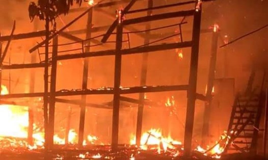 Hiện trường vụ cháy khiến ngôi nhà sàn gỗ bị thiêu rụi. Ảnh: CTV.