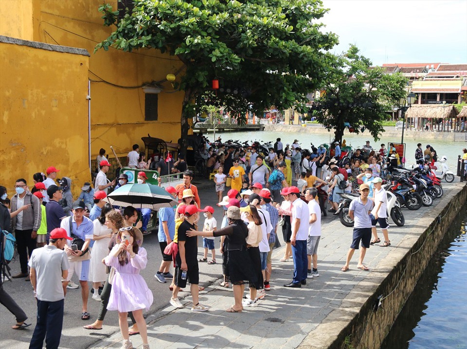 Mỗi ngày Hội An đón hơn 10.000 khách du lịch đến tham quan trong dịp lễ. Ảnh: Thanh Chung