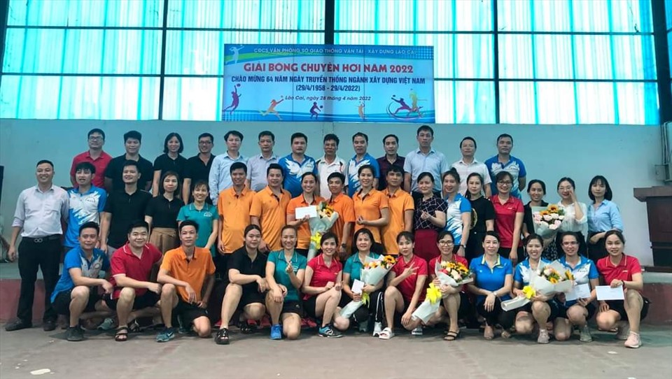 Các đồng chí lãnh đạo chụp ảnh lưu niệm cùng các đội tham dự giải Bóng chuyền hơi tại Nhà thi đấu đa năng trụ sở khối các đơn vị trực thuộc Sở Giao thông Vận tải - Xây dựng tỉnh Lào Cai.