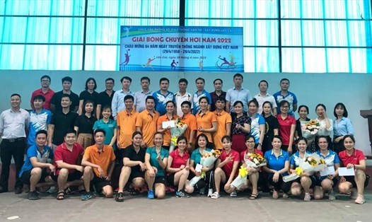 Các đồng chí lãnh đạo chụp ảnh lưu niệm cùng các đội tham dự giải Bóng chuyền hơi tại Nhà thi đấu đa năng trụ sở khối các đơn vị trực thuộc Sở Giao thông Vận tải - Xây dựng tỉnh Lào Cai.