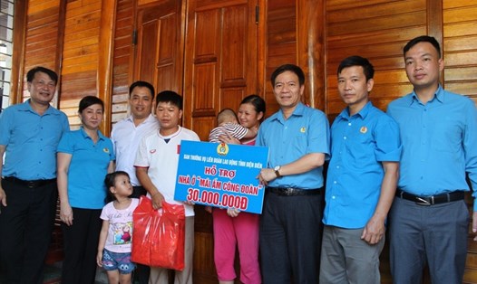 Cán bộ công đoàn tỉnh Điện Biên trao hỗ trợ Mái ấm công đoàn cho gia đình đoàn viên. Ảnh: CĐĐB