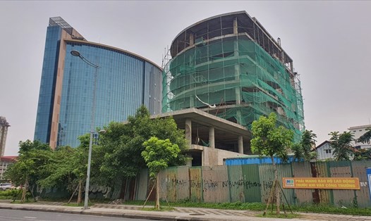 Dự án Tổ hợp toà nhà làm việc ở số 4 đường Hà Nội (phải), Dự án Bệnh viện đa khoa Quốc tế Huế tại số 2 đường Nguyễn Tri Phương (trái), hai dự án này đều là những dự án lớn nằm ở trung tâm TP. Huế và đều là những dự án chậm tiến độ.