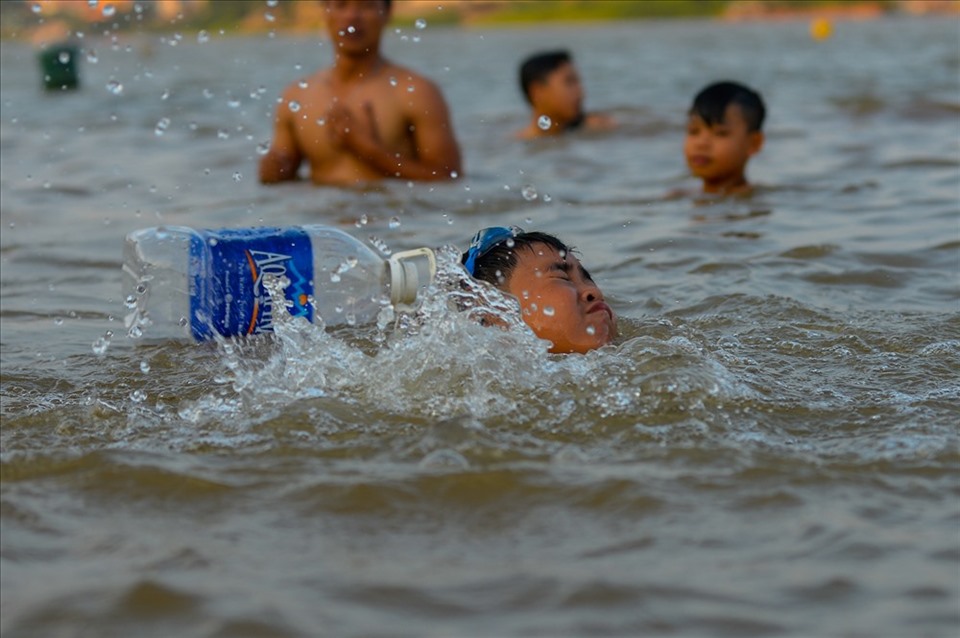 Phổ cập bơi lội cho học sinh được xem là giải pháp quan trọng để phòng chống tai nạn, thương tích do đuối nước ở trẻ em. Ảnh: S.Tùng