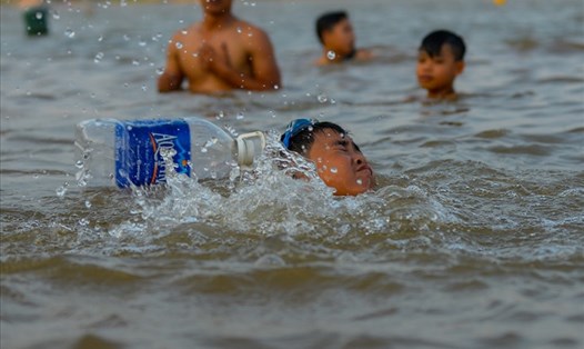 Phổ cập bơi lội cho học sinh được xem là giải pháp quan trọng để phòng chống tai nạn, thương tích do đuối nước ở trẻ em. Ảnh: S.Tùng