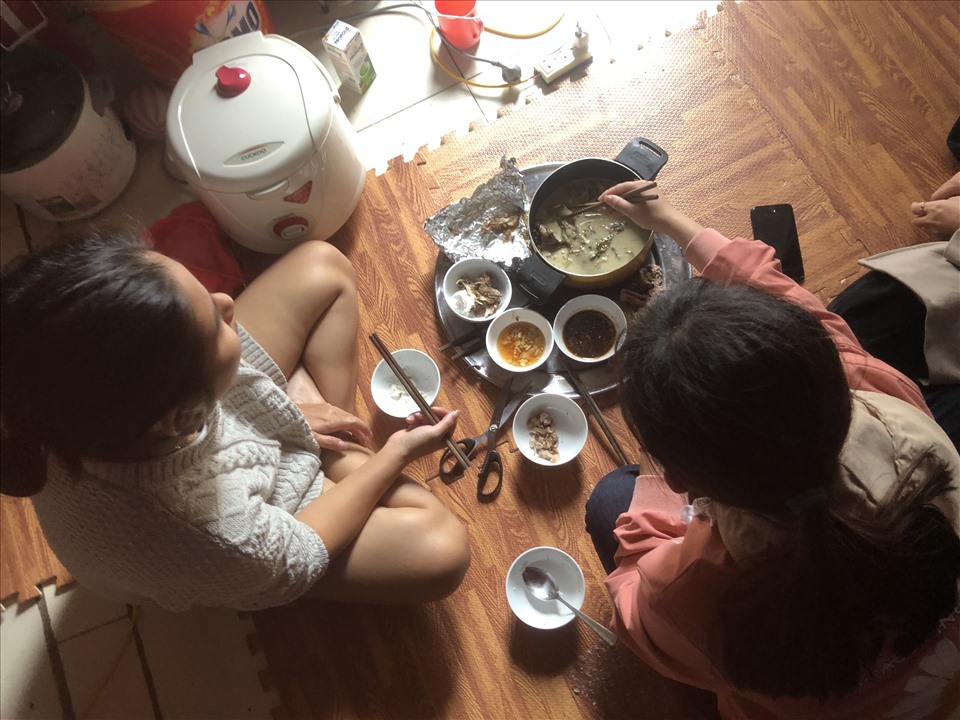 Bữa cơm thiếu rau xanh của gia đình nữ công nhân trong những ngày bão giá thực phẩm. Ảnh: Minh Phương