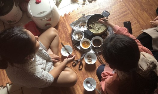 Bữa cơm thiếu rau xanh của gia đình nữ công nhân trong những ngày bão giá thực phẩm. Ảnh: Minh Phương