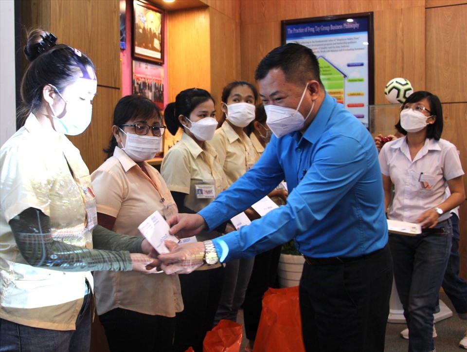 Phó Chủ tịch LĐLĐ tỉnh Đồng Nai Tăng Quốc Lập tặng quà cho các công nhân có hoàn cảnh khó khăn tại công ty TNHH Dona Standard Việt Nam nhân Tháng Công nhân. Ảnh: Hà Anh Chiến