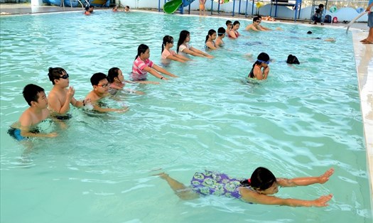 Trang bị kỹ năng bơi lội được xem là giải pháp quan trọng để phòng chống tai nạn, thương tích do đuối nước ở trẻ em. Ảnh: Lục Tùng