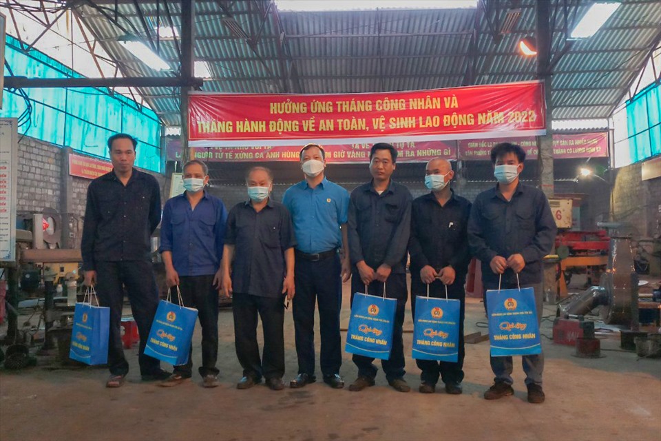 Các phần quà được trao đến công nhân, người lao động có hoàn cảnh khó khăn. Ảnh: M.Đ.