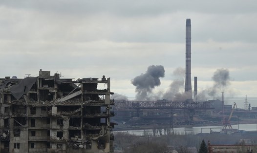 Khói bốc lên từ nhà máy thép Azovstal ở Mariupol, Ukraina. Ảnh: Sputnik