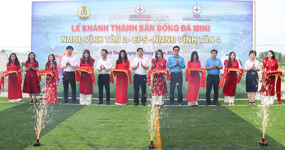 Các đại biểu thực hiện nghi thức khánh thành sân bóng đá cho CBCNV tại Trung tâm Điện lực Vĩnh Tân đơn vị trực thuôc EVNGENCO3.