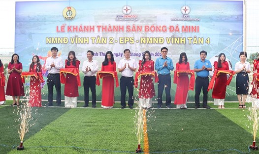 Các đại biểu thực hiện nghi thức khánh thành sân bóng đá cho CBCNV tại Trung tâm Điện lực Vĩnh Tân đơn vị trực thuôc EVNGENCO3.