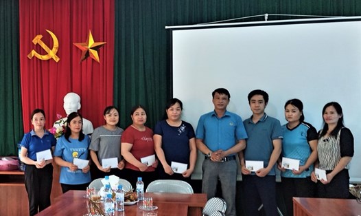 Ông Nông Hữu Ái - Chủ tịch LĐLĐ huyện Bảo Lâm trao quà cho đoàn viên, lao động Trường Tiểu học thị trấn Pác Miầu. Ảnh: ĐVCC.