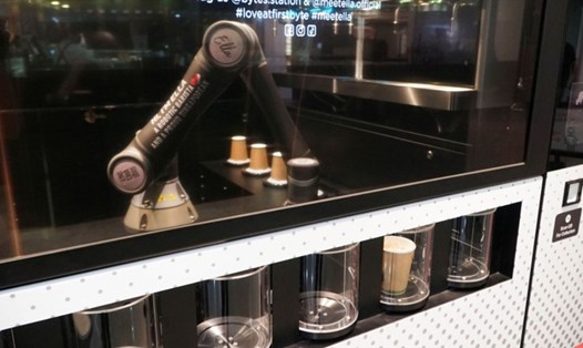 Robot pha cà phê được lắp đặt tại một số ga tàu ở Singapore. Ảnh chụp màn hình