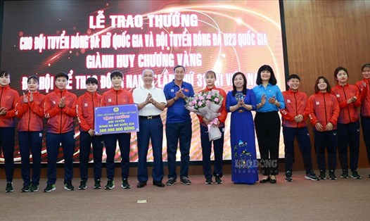 Phó Chủ tịch Tổng Liên đoàn Lao động Việt Nam Thái Thu Xương (thứ 6 từ phải sang) chúc mừng Ban huấn luyện và Đội tuyển bóng đá nữ Việt Nam. Ảnh: Hải Nguyễn