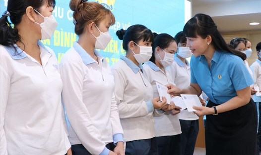Bà Đặng Thị Kim Chi - Chủ tịch Công đoàn KCN VSIP trao quà hỗ trợ của UBND tỉnh Bình Dương cho đoàn viên, công nhân lao động.