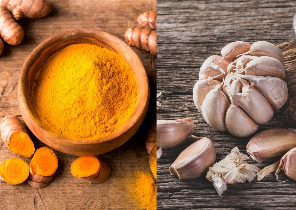 Nghệ và tỏi là hai thực phẩm giúp điều trị mụn trứng cá hiệu quả. Đồ họa: Doãn Hằng
