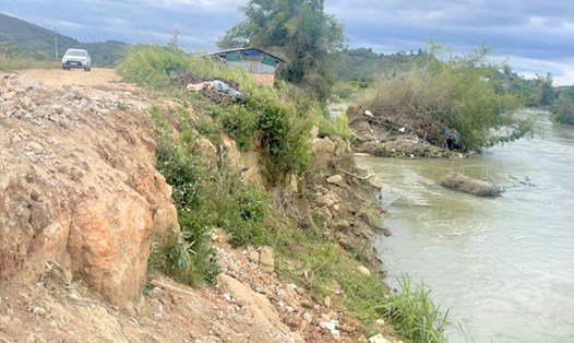 Bờ sông Krông Nô, khu vực thường xuyên xảy ra sạt lở, gây ảnh hưởng đến đời sống của người dân địa phương. Ảnh: Phan Tuấn
