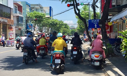Hàng loạt phương tiện xe máy lựa chọn điểm bóng cây xanh để chờ đèn đỏ tại đường Đống Đa (TP.Đà Nẵng). Ảnh: Nguyễn Linh