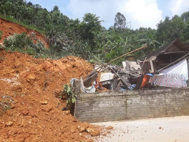 Yên Bái: Sạt lở đất khiến 3 nhà dân bị vùi lấp