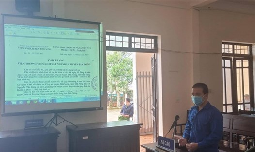 Đây là phiên tòa hình sự đầu tiên ở huyện Đắk Song được tổ chức xét xử bằng hình thức số hóa tài liệu, hồ sơ vụ án. Ảnh: VKS