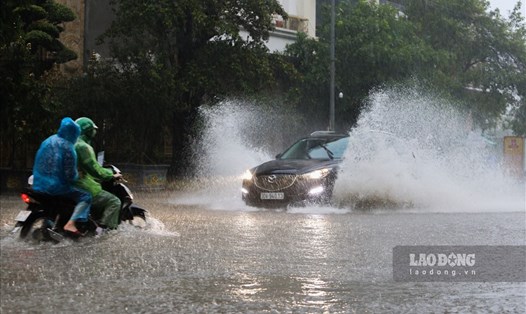 Nhiều tuyến đường ở Hà Nội ngập sâu do mưa lớn dồn dập chiều 29.5. Ảnh: Tô Thế.