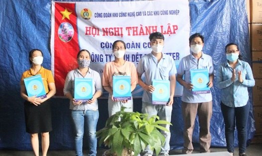 Công đoàn Khu công nghệ cao & các khu công nghiệp Đà Nẵng tổ chức lễ ra mắt Công đoàn cơ sở và kết nạp 90 người lao động vào tổ chức Công đoàn tại Công ty TNHH Dệt may Better. Ảnh: Phương Trà