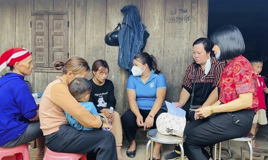 Các ban, ngành, đoàn thể huyện Nậm Pồ, tỉnh Điện Biên thăm hỏi, động viên gia đình 2 cháu nhỏ bị sét đánh tử vong. Ảnh: CTV