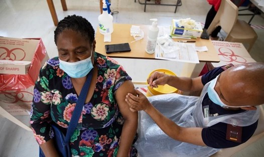 Một nhân viên chăm sóc sức khỏe được tiêm vaccine COVID-19 của Johnson & Johnson tại Nam Phi. Ảnh: AFP