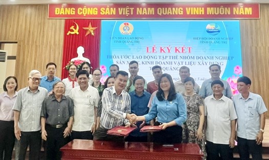 Lễ ký kết thoả ước lao động tập thể nhóm doanh nghiệp sản xuất, kinh doanh vật liệu xây dựng trên địa bàn tỉnh Quảng Trị. Ảnh: Trần Diễm.