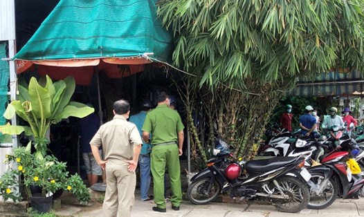 Lực lượng chức năng bảo vệ hiện trường sau cái chết của thanh niên vào quán cà phê rồi tử vong tại tỉnh Bạc Liêu. Ảnh: Trọng Nguyễn