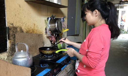 Nhiều nữ công nhân phải gửi con cho ông bà, người thân khi đi làm việc xa. Trong ảnh: Một nữ công nhân thuê trọ tại xã Kim Chung, huyện Đông Anh, Hà Nội. Ảnh: BH