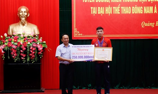 Phó Bí thư thường trực Tỉnh ủy Quảng Bình Trần Hải Châu trao thưởng cho VĐV Nguyễn Huy Hoàng. Ảnh: Đ. Tuấn
