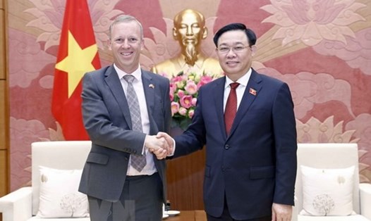 Chủ tịch Quốc hội Vương Đình Huệ tiếp Đại sứ Vương quốc Anh tại Việt Nam Gareth Ward. Ảnh: TTXVN