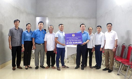 Công đoàn Công Thương Việt Nam cùng Công đoàn Công nghiệp Hóa chất Việt Nam vừa tổ chức trao hỗ trợ làm nhà “Mái ấm Công đoàn”