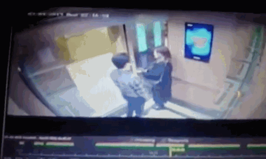 Những vụ quấy rối phụ nữ trong thang máy chung cư. Ảnh cắt từ clip