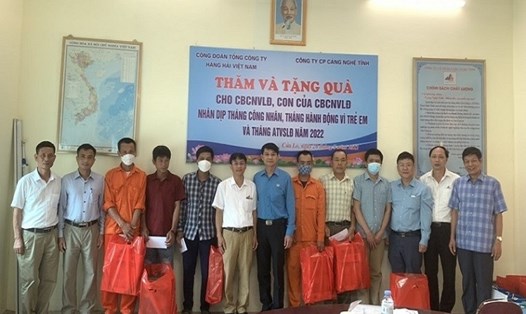 Phó Chủ tịch Công đoàn Tổng công ty Phạm Văn Hải thăm và tặng quà Công nhân lao động Cảng Nghệ Tĩnh.