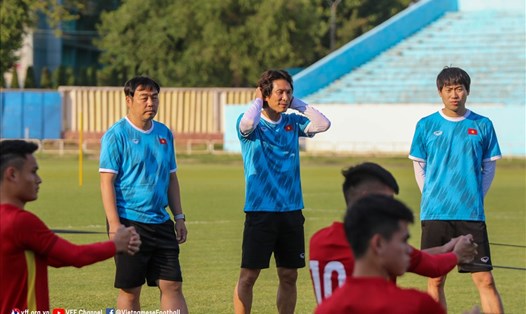 Huấn luyện viên Gong Oh-kyun cố gắng tìm cách giải tỏa áp lực cho các học trò. Ảnh: VFF