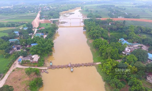 Toàn cảnh cây cầu dang dở cạnh cầu phao cũ nát ở huyện Lạc Thủy, tỉnh Hòa Bình. Ảnh: M.C