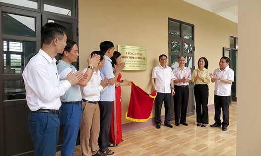 Phó Chủ tịch LĐLĐ tỉnh Phùng Quang Vinh cùng Ban Giám hiệu nhà trường mở biển công trình chào mừng.