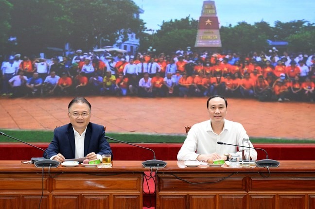 Phó chủ nhiệm Ủy ban Nhà nước về người Việt Nam ở nước ngoài Ngô Hướng Nam (trái) và Phó Chủ tịch Ủy ban Trung ương Mặt trận Tổ quốc Việt Nam Phùng Khánh Tài tại buổi gặp mặt. Ảnh: Song Minh