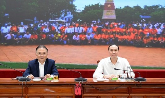 Phó chủ nhiệm Ủy ban Nhà nước về người Việt Nam ở nước ngoài Ngô Hướng Nam (trái) và Phó Chủ tịch Ủy ban Trung ương Mặt trận Tổ quốc Việt Nam Phùng Khánh Tài tại buổi gặp mặt. Ảnh: Song Minh