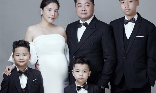 Ca sĩ Ngô Mai Trang khoe hạnh phúc bên chồng và 3 con. Ảnh: Dinky Hoang