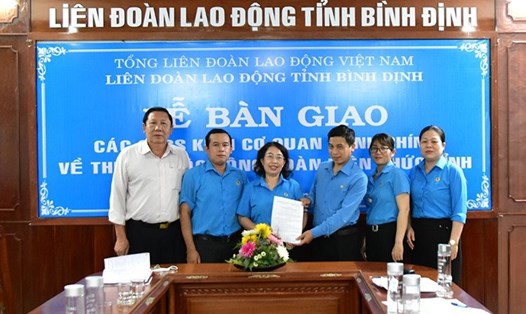 Bàn giao – Tiếp nhận các CĐCS về trực thuộc CĐVC tỉnh Bình Định kể từ ngày 1.6.2022. Ảnh: Thảo Vy.