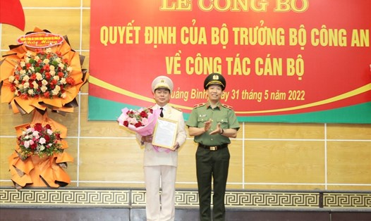 Thiếu tướng Lê Văn Tuyến – Thứ trưởng Bộ Công an trao quyết định cho Đại tá Nguyễn Hữu Hợp. Ảnh: CAQB