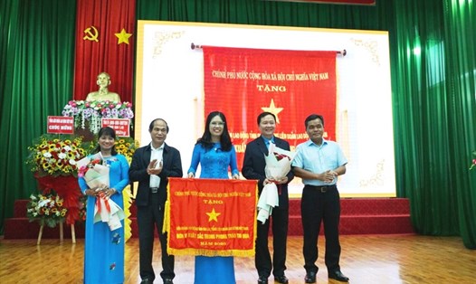 LĐLĐ tỉnh Gia Lai vinh dự được Thủ tướng Chính phủ tặng cờ thi đua xuất sắc trong phong trào thi đua năm 2020. Ảnh: T.T