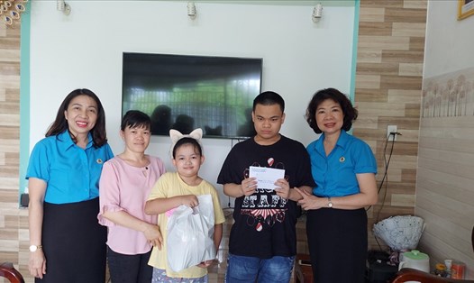 Lãnh đạo Công đoàn ngành Giáo dục tỉnh Khánh Hoà thăm và trao quà cho con em đoàn viên có hoàn cảnh đặc biệt nhân dịp Quốc tế Thiếu nhi.