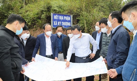 Lãnh đạo và đại diện các đơn vị liên quan tỉnh Quảng Ninh khảo sát để chuẩn bị mở đường kết nối nhanh giữa Hạ Long với Lạng Sơn. Ảnh: CTV
