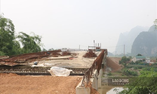 Cây cầu bê tông nối hai thôn Đầm Đa và Bến Nghĩa của xã Phú Nghĩa, huyện Lạc Thuỷ tỉnh Hoà Bình sau gần thập niên thi công vẫn đang dang dở. Ảnh: Khánh Linh